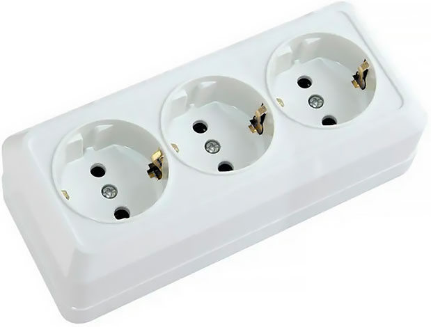 Колодка 3-х местная горизонтальная 2П+3 открытой установки IP20 16A белая Ладога TDM